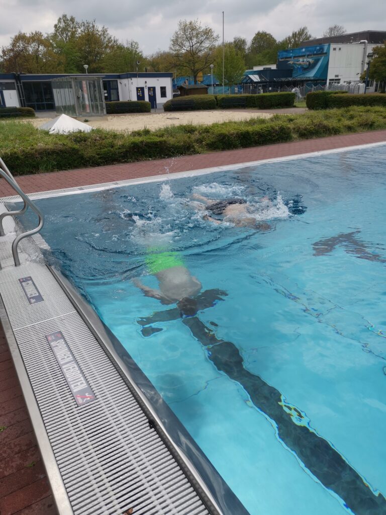 Zwei Jungen die im Schwimmbad unter tauchen