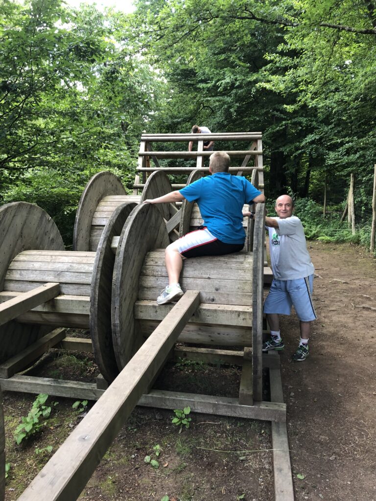 Mitarbeiter zu sehen an Holzparcour